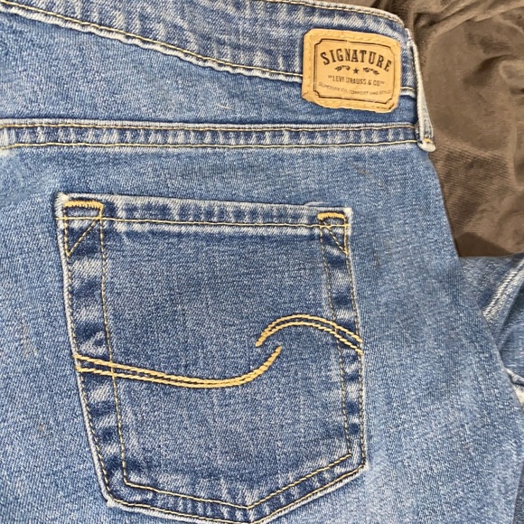 🦋Adorable Signature Levi Women’s Jeans Size 12 S/C! - Picture 2 of 9